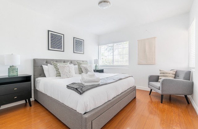 Charming Spacious Home - Modern Comforts, Prime Location