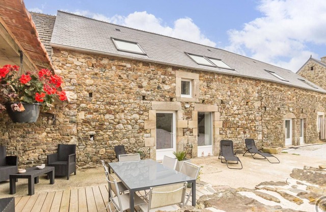 Charming stone house with enclosed garden, pets allowed