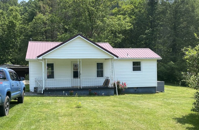 Charming Stoney Creek Country Farm House in the heart of Stoney Creek