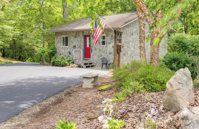 Charming Studio Cottage in Brasstown: Secluded Gem