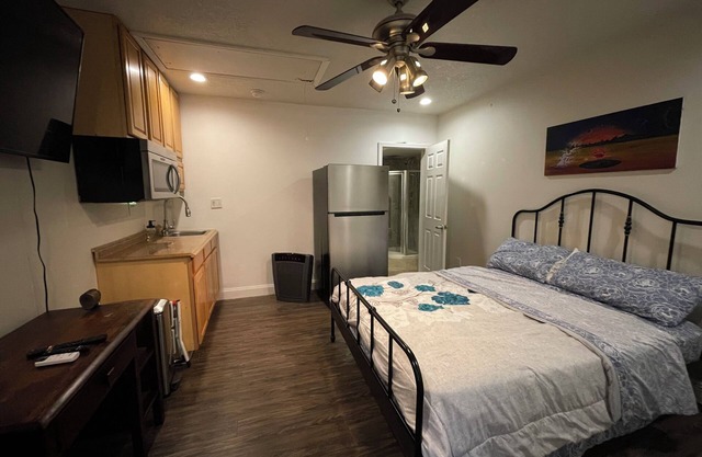 Charming studio in wonderful Palm Harbor with AC