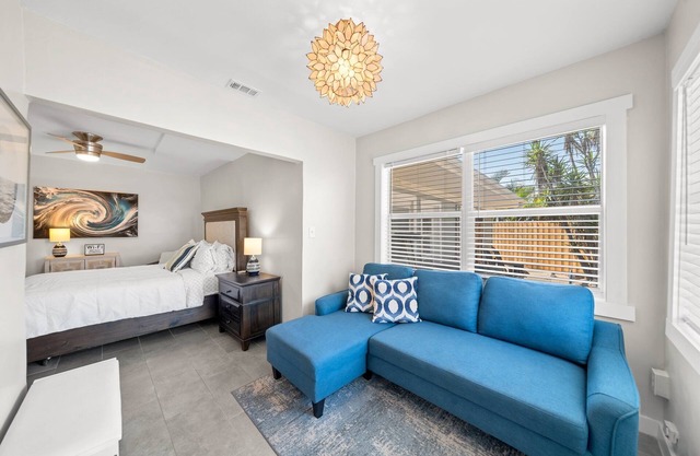 Charming Studio Suite W/Private beach access, Fire Pit, & BBQ Grills