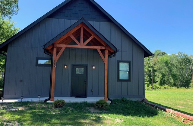 Charming studio in beautiful Hendersonville with AC, WiFi, hot tub & gated