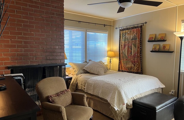 Charming Studio w/Fireplace & Kitchen — Steps to Sand