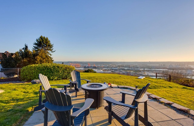 Charming Tacoma Apartment w/Deck & Skyline Views!