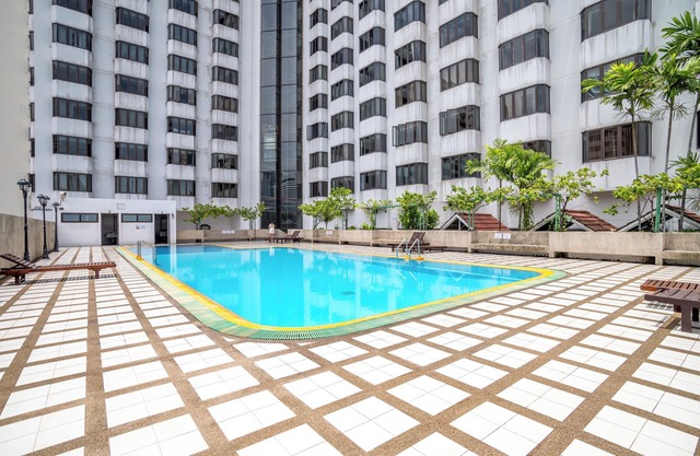 Charming 1BR suite near malls, parks, and metro in vibrant Bangkok