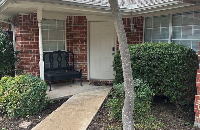 Charming townhome in DeSoto.