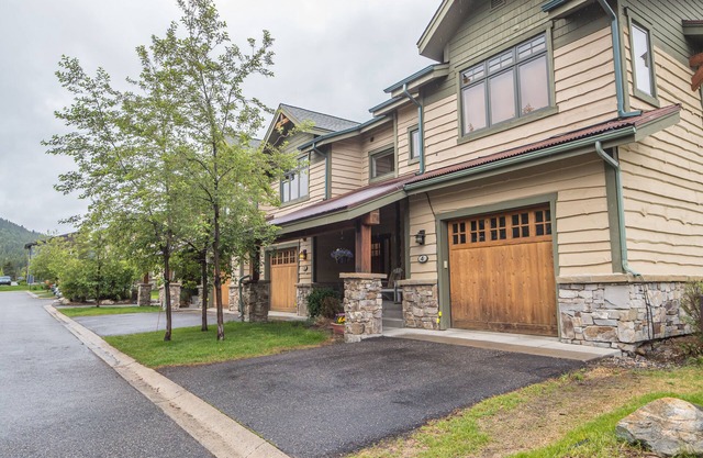 Charming Townhome! Private Patio And Grill! 15 Min to Resort! 10 Min Walk to Shu