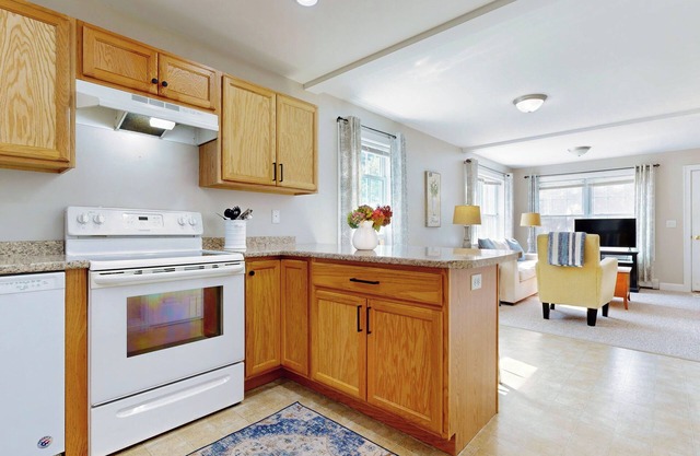 Charming townhome short drive to intown Portland