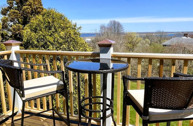 Charming treetop apartment with ocean views & short walk to the beach