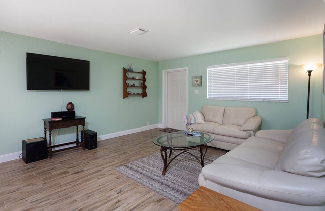 Charming Tropical Getaway - A Perfect Central Location. Minutes To The Beach