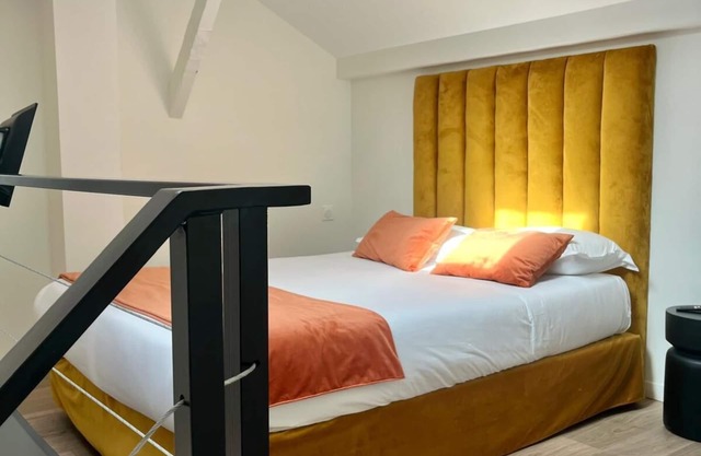 Charming two - Bedroom Duplex with WiFi & AC Near Paris in Levallois-Perret