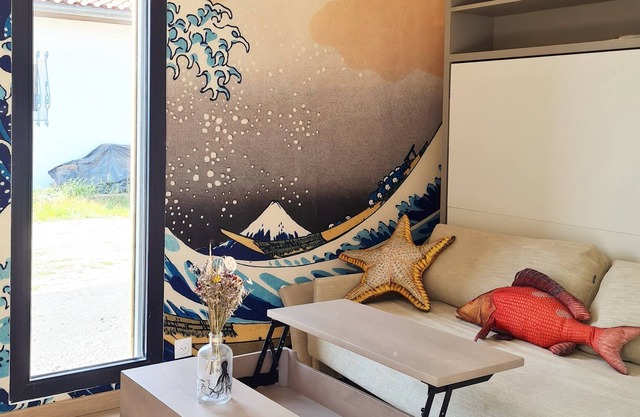 Charming two-person studio with terrace 8 minutes from the beach!