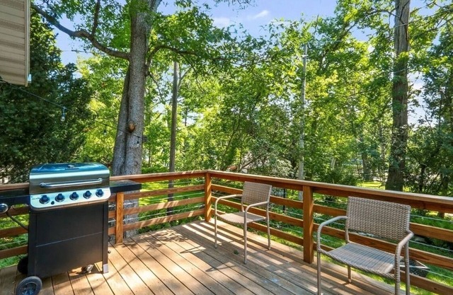 Charming 2-bedroom 1 full bath cottage in wonderful Fontana with AC, WiFi.