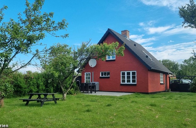 Charming vacation home with 3 bedrooms, 2 bathrooms and oven