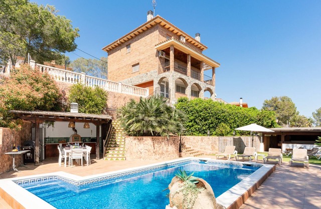 Charming Villa Del Cel with Heated Pool and Outdoor Kitchen