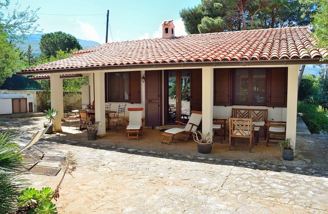 Charming villa which guarantees tranquillity and privacy with private access to the beach (with cliffs)