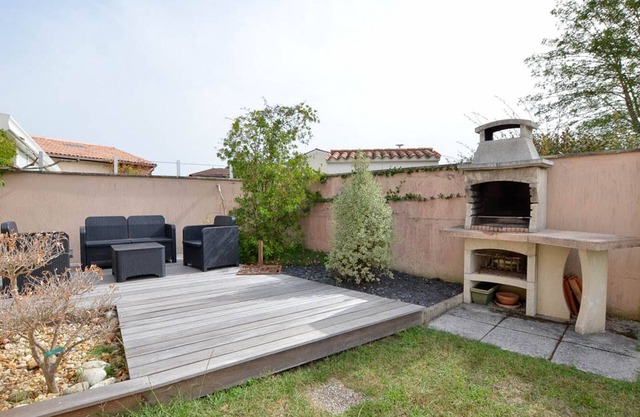 Charming Villa with Garden, Near Beach and Shops, Sleeps 6