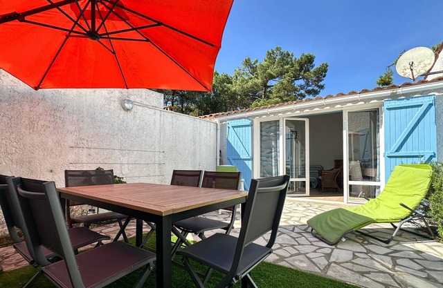 Charming Villa with Patio, 2 Bedrooms, Near Beach & Shops in La Palmyre