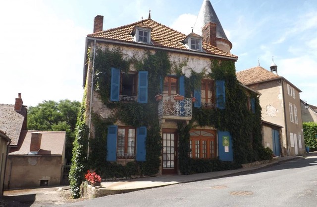 Charming Village Gîte with Terrace, Garden, and Modern Amenities near Vichy