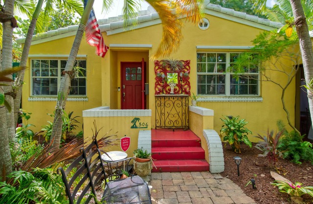 Charming vintage studio with patio, hot tub & washer/dryer - snowbird-friendly