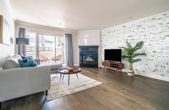 Charming Walnut Creek 1BR w/Pool & A/C, nr Shops, by Blueground