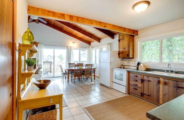 Charming Warrenton Cottage w/Deck < 1 Mi to Beach
