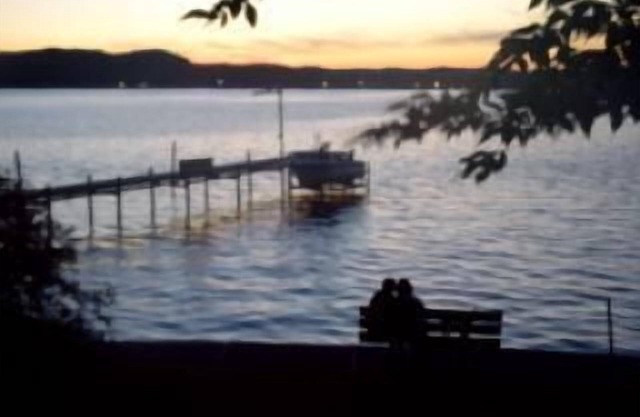 Charming waterfront cottage right on Lake Macatawa