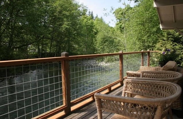 Charming Waterfront Cabin Near Olympic National Park