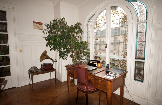 Charming, Well-Appointed Haussmann Flat in Downtown Paris. Mobility lease only
