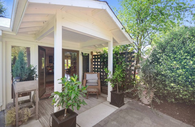 Charming Wine Country Cottage - 1.5 m to Sonoma Plaza