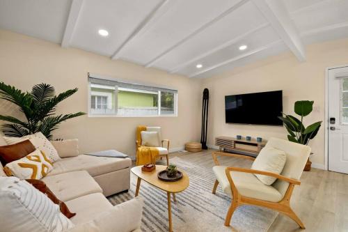 Charming Zen Venice Beach 3BR Home w/Patio & W/D