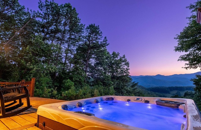 Chasing Sunsets: A Cozy 2-Bedroom Cabin in Smoky Mts with Stunning Mountain Views.