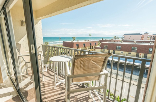 Chateau by the Sea - Happy Palm Stays
