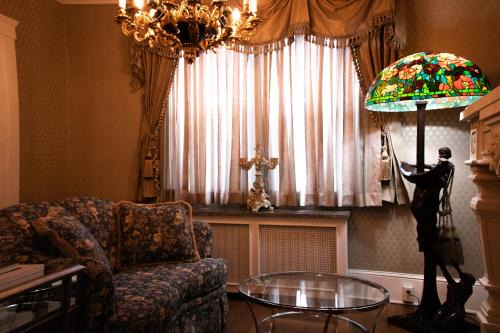 Chateau Connellsville Victorian Era Suite