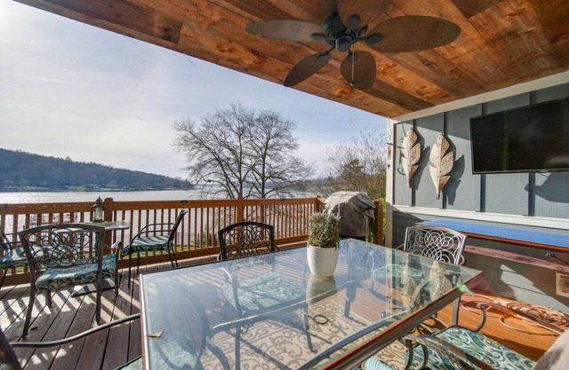 Chateau Merlot Lakefront Retreat—USNWC—Boat Rental!