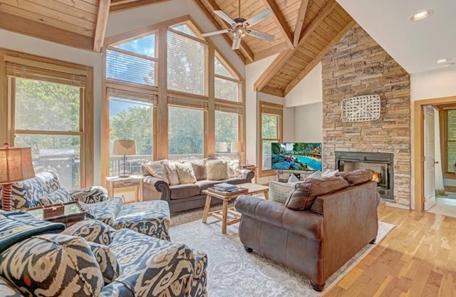 Chatham Trade- 15% Discount and Hot Tub Fee waived until Mid-February- Luxury House, Mountain Gat.