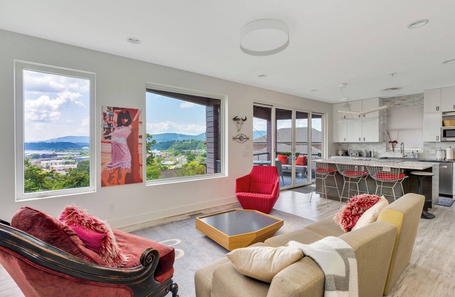 Chatt Pulse:Spacious, Chic Chattanooga Retreat