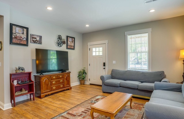 Chattanooga Getaway w/ Porch - 2 Mi to Downtown!