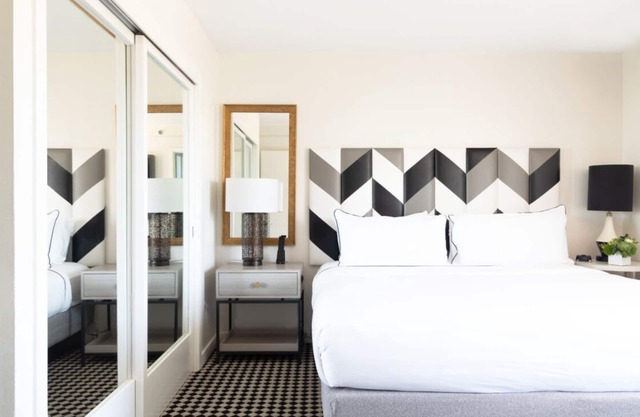 Check West Hollywood, LA! 2 Stunning Suits, Rooftop Heated Pool, Pet-friendly!
