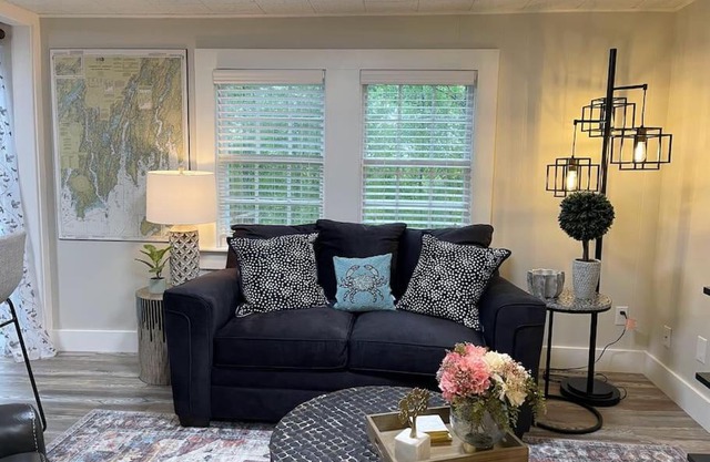 Cheerful 1 Bedroom Cottage Close to Everything 5
