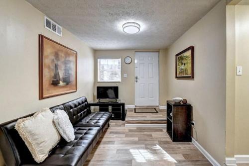 Cheerful 2-Bedroom Midtown Home- Sleeps 7