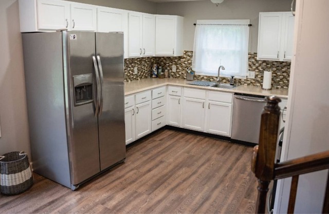 Cheerful 2 bedroom home with indoor fireplace!