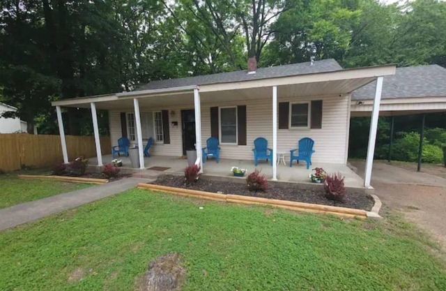 Cheerful 2bedroom bungalow w/parking on premises!