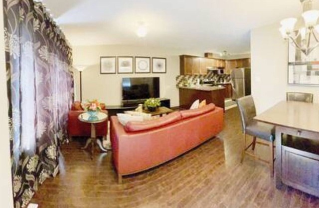 Cheerful 3 Bdm Home close to U of A Hospital