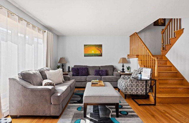 Cheerful 3 bedroom. Feels like home.