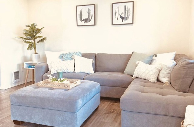 Cheerful 3 bedroom home w/private garage parking!