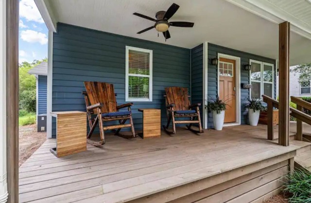 Cheerful 3 Bedroom Home 4 Miles to Uptown CLT!