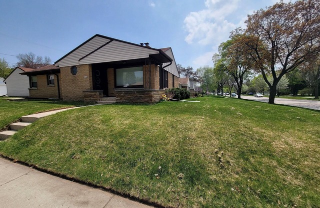 Cheerful 3 bedroom home with garage parking