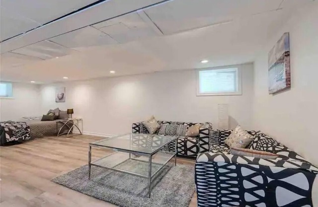 Cheerful 3 bedroom home with parking on premises